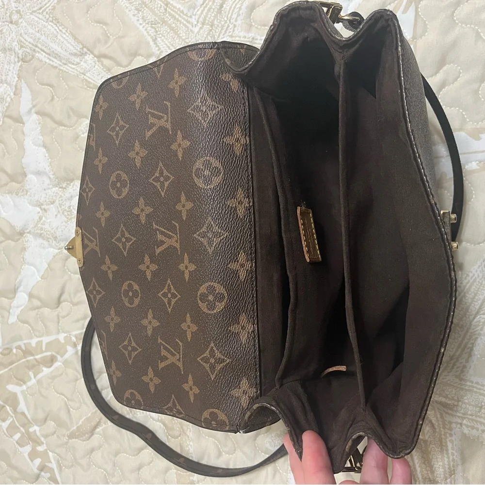 Elegant Brown Designer Crossbody Bag - Picture 7 of 9